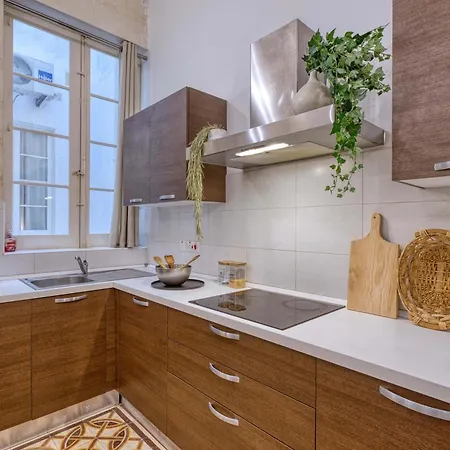 아파트 Authentic Maltese 3br Steps From Seafront & Ferries *
