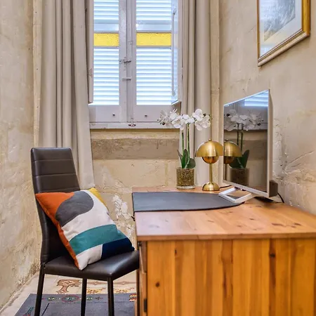 아파트 Authentic Maltese 3br Steps From Seafront & Ferries *