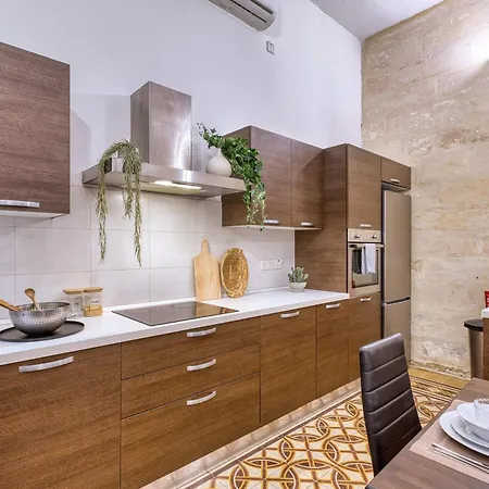 Authentic Maltese 3br Steps From Seafront & Ferries *
