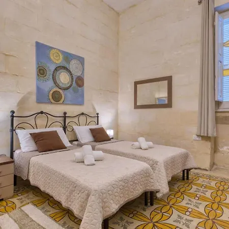 아파트 Authentic Maltese 3br Steps From Seafront & Ferries 슬리에마