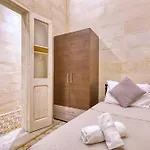Authentic Maltese 3br Steps From Seafront & Ferries Apartament