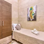 Lejlighed Authentic Maltese 3br Steps From Seafront & Ferries