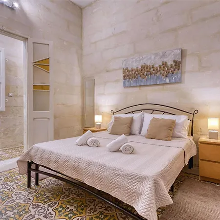 Authentic Maltese 3br Steps From Seafront & Ferries Apartman