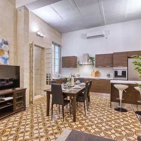 Authentic Maltese 3br Steps From Seafront & Ferries *