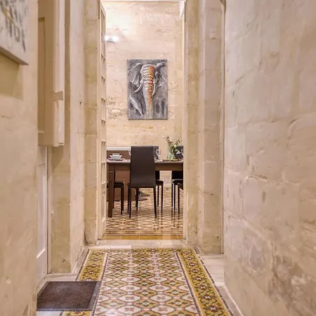 Apartman Authentic Maltese 3br Steps From Seafront & Ferries Sliema