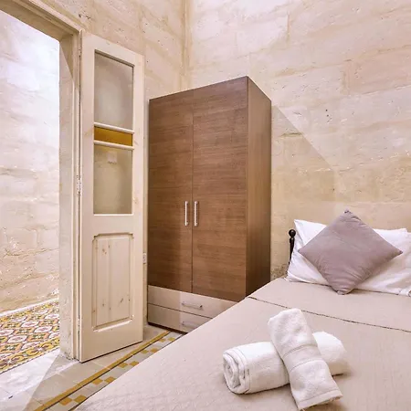 Authentic Maltese 3br Steps From Seafront & Ferries Apartman