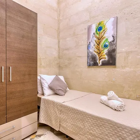 Apartman Authentic Maltese 3br Steps From Seafront & Ferries