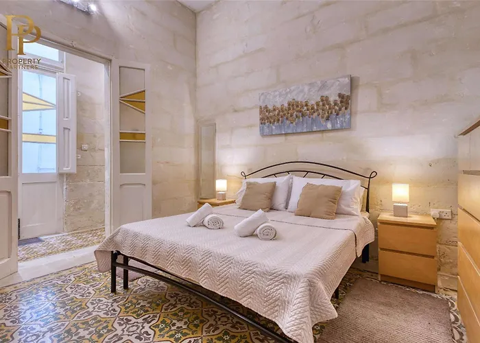 Authentic Maltese 3br Steps From Seafront & Ferries Apartman