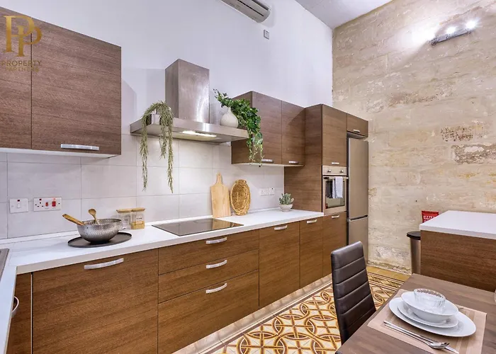 Authentic Maltese 3br Steps From Seafront & Ferries *