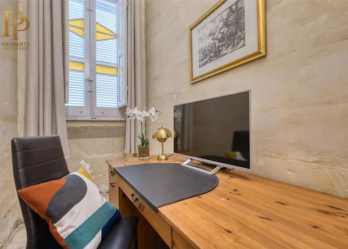 Authentic Maltese 3br Steps From Seafront & Ferries Apartman