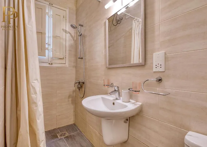 Apartman Authentic Maltese 3br Steps From Seafront & Ferries Sliema