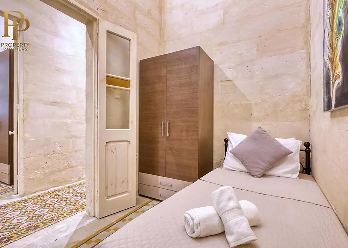 Authentic Maltese 3br Steps From Seafront & Ferries Apartman