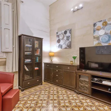 Authentic Maltese 3br Steps From Seafront & Ferries Apartment *