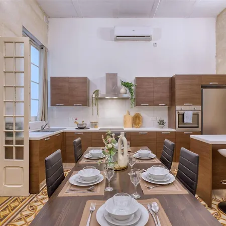 Apartment Authentic Maltese 3br Steps From Seafront & Ferries