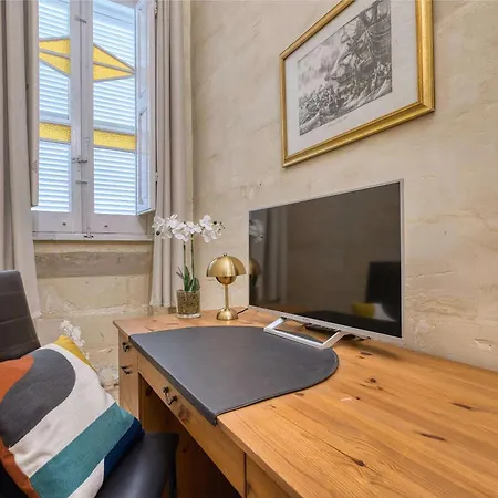Authentic Maltese 3br Steps From Seafront & Ferries Apartment